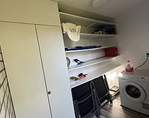 Praktische bijkeuken in TXL Huisje 299, vakantiehuis in De Cocksdorp, Texel, met wasmachine en opbergruimte voor een comfortabel verblijf.
