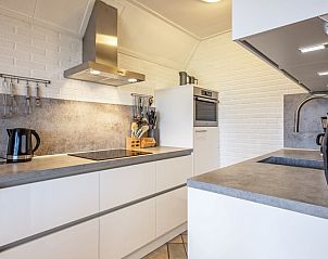 Moderne keuken in Vakantiehuis Schelpenoord 129, De Cocksdorp, Texel, compleet uitgerust voor een aangenaam verblijf op de Waddeneilanden.