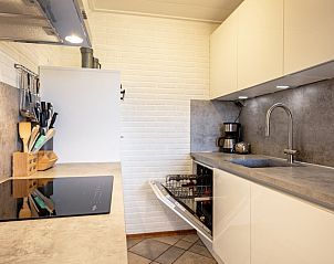 Volledig uitgeruste keuken van Vakantiehuis Schelpenoord 129, De Cocksdorp, Texel, met vaatwasser en royale werkruimte.