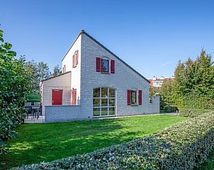 Roggeslootweg 537 bungalow in De Cocksdorp, Texel, omgeven door groene natuur en een zonnige tuin voor een ontspannen vakantie.
