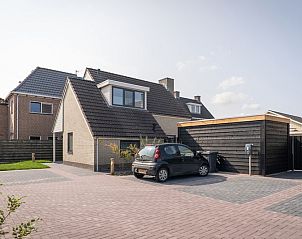 Vakantiewoning Type B-12 Hodshonstraat in De Cocksdorp Texel met uitzicht op parkeerplaats en groene omgeving.