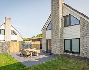 Zonnig terras van Type B-12 Hodshonstraat vakantiehuis in De Cocksdorp Texel met moderne buitenmeubels.