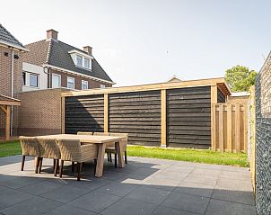 Achtertuin van Type B-12 Hodshonstraat vakantiehuis in De Cocksdorp Texel met ruime patio en privacy.