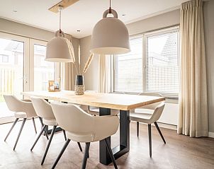 Eetkamer in Type B-12 Hodshonstraat vakantiehuis in De Cocksdorp Texel met ruime eettafel en veel lichtinval.