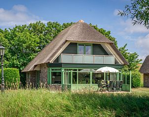 Villa De Witte Hoek 138 conservatory in De Cocksdorp on Texel, vacation home with thatched roof and sunny terrace in the nature of the Wadden Islands.