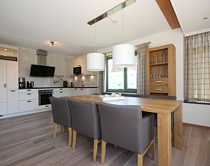 Modern kitchen in Villa De Witte Hoek 138 conservatory, De Cocksdorp Texel, vacation home with spacious dining room and views of the Wadden Islands.