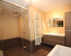 Luxury bathroom in Villa De Witte Hoek 138 conservatory, De Cocksdorp Texel, vacation home with modern shower and double sink.