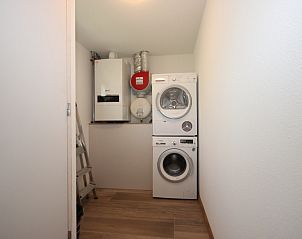 Practical laundry room in Villa De Witte Hoek 138 conservatory, De Cocksdorp Texel, vacation home with washer and dryer on the Wadden Islands.