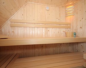 Wooden sauna in Villa De Witte Hoek 138 conservatory, De Cocksdorp Texel, vacation home with relaxing wellness facilities on the Wadden Islands.