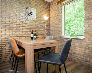 Eethoek in Bungalow De Witte Hoek 5 pers. 142, De Cocksdorp Texel, ideaal voor gezellige maaltijden.