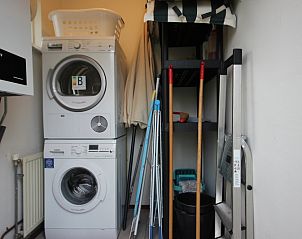 Praktische bijkeuken in Bungalow De Witte Hoek 5 pers. 142, De Cocksdorp Texel, met wasmachine en droger.