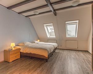 Ruime slaapkamer in Type X-7 vakantiehuis, De Cocksdorp, Texel met twee bedden, Waddeneilanden.