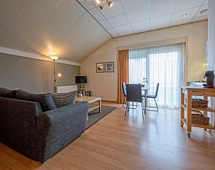 Heller Wohnraum im Ferienhaus Typ 9 - 2109, De Cocksdorp, Texel mit modernen Mbeln und groen Fenstern.