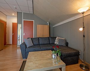 Stilvolles Wohnzimmer im Ferienhaus Typ 9 - 2109, De Cocksdorp, Texel mit gemtlichem Sofa und stimmungsvoller Beleuchtung.