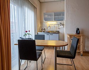 Essecke und Kchenzeile im Ferienhaus Typ 9 - 2109, De Cocksdorp, Texel mit Blick auf die Terrasse.