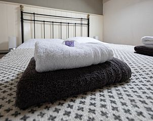 Luxurise Handtcher auf dem Bett im Ferienhaus Typ 9 - 2109, De Cocksdorp, Texel fr ultimativen Komfort.