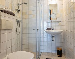 Modernes Badezimmer im Ferienhaus Typ 9 - 2109, De Cocksdorp, Texel mit Duschkabine und Waschbecken.