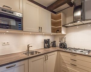 Moderne keuken in Type T-3 vakantiehuis op Texel, volledig uitgerust met inbouwapparatuur.