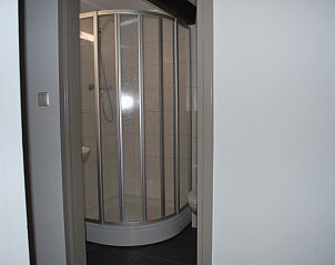 Compacte badkamer met douche in Type T-3 vakantiehuis, De Cocksdorp, Texel.