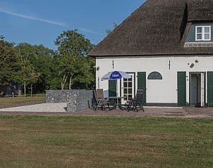 Zonnig terras met tuinmeubilair bij Type T-3 vakantiehuis, De Cocksdorp, Texel.