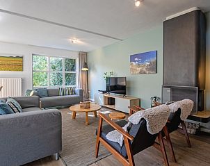 Gezellige woonkamer in Villapark Residentie Texel nr. 794, vakantiehuis in De Cocksdorp, Texel met comfortabele zithoek en moderne inrichting.