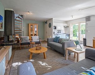 Gezellige woonkamer in Villapark Residentie Texel nr. 794, vakantiehuis in De Cocksdorp, Texel met moderne inrichting en uitzicht op de tuin.
