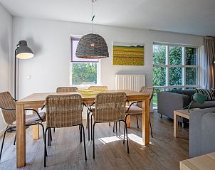 Gezellige eetruimte in Villapark Residentie Texel nr. 794, vakantiehuis in De Cocksdorp, Texel, met uitzicht op de groene tuin.