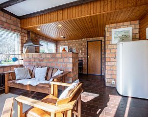 Binnenruimte van Bungalow Tamarisk 138, De Cocksdorp, met warme houten accenten.