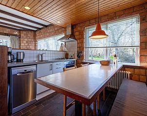 Moderne keuken in Bungalow Tamarisk 138, De Cocksdorp, met eetruimte en veel natuurlijk licht.