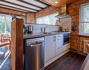 Praktische keukenfaciliteiten in Bungalow Tamarisk 138, Texel, met uitzicht op de tuin.