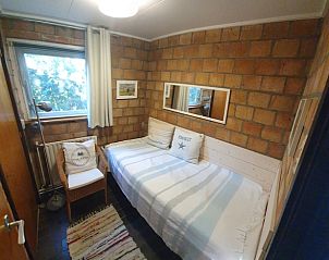 Knusse eenpersoonskamer in Bungalow Tamarisk 138, Texel, met warme sfeer.