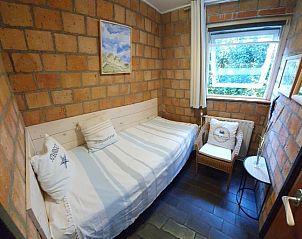 Tweede eenpersoonskamer in Bungalow Tamarisk 138, De Cocksdorp, met gezellige inrichting.