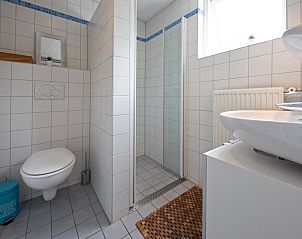 Moderne badkamer in Bungalow Tamarisk 138, Texel, voorzien van douche en toilet.