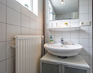 Stijlvolle wastafel in Bungalow Tamarisk 138, De Cocksdorp, met praktische opbergruimte.