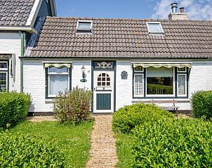 Charming vacation home Kikkertstraat 065 in De Cocksdorp, Texel, with an attractive facade and green garden.