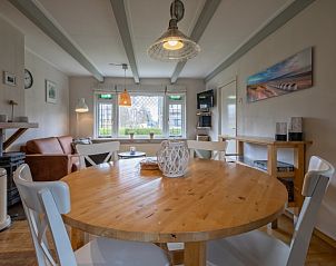 Spacious dining room in Kikkertstraat 065, vacation home in De Cocksdorp, Texel, overlooking the garden.