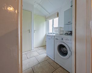 Practical laundry room in vacation home Kikkertstraat 065, De Cocksdorp, Texel, with washing machine and dryer.