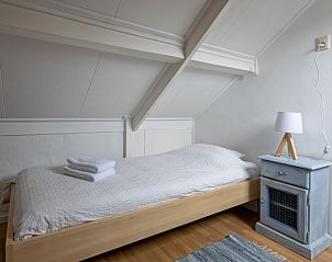 Attractive single room in vacation home Kikkertstraat 065, De Cocksdorp, Texel, with wooden floor.