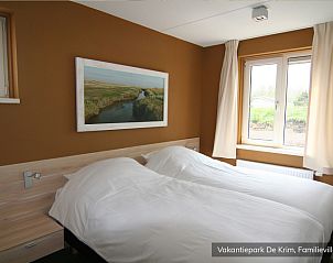 Helles Schlafzimmer in Familienvilla fr 10 Personen, De Cocksdorp, Texel mit Blick auf den Garten.