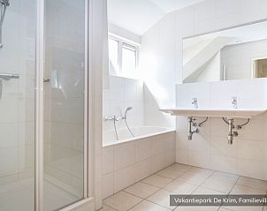 Modernes Badezimmer mit Dusche und Badewanne in Familienvilla fr 10 Personen, De Cocksdorp, Texel.