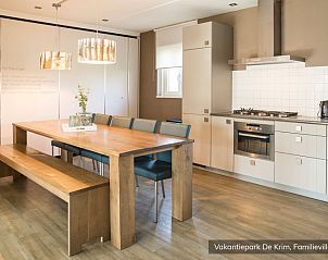 Gerumige Kche mit Essecke in Family villa sleeps 10, De Cocksdorp, Texel ideal fr Familienabende.