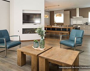 Stilvolles Wohnzimmer in der Familienvilla fr 10 Personen, De Cocksdorp, Texel mit bequemen Sitzgelegenheiten.