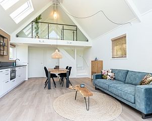 Lichte woonkamer van Zeerus in De Cocksdorp, Texel met open keuken en eethoek.