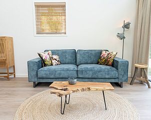 Stijlvolle zithoek in Zeerus vakantiehuis, De Cocksdorp, Texel met comfortabele bank.