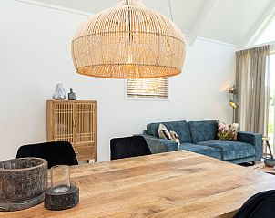 Houten eettafel en moderne lamp in Zeerus vakantiehuis, De Cocksdorp, Texel.