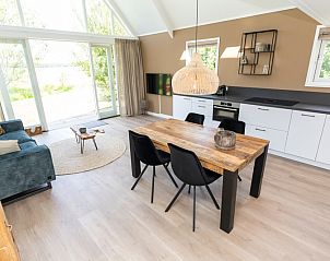 Open keuken in Zeerus, De Cocksdorp, Texel met ruime werkruimte en uitzicht op de tuin.