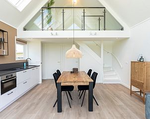Moderne keuken van Zeerus vakantiehuis, De Cocksdorp, Texel met witte kasten.