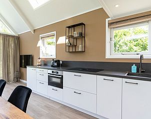 Keuken en eetgedeelte van Zeerus in De Cocksdorp, Texel met houten elementen.