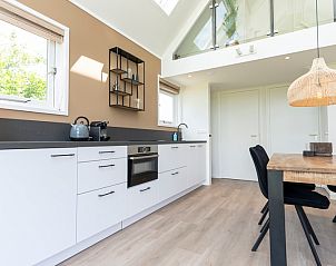 Slaapkamer in Zeerus, De Cocksdorp, Texel met tweepersoonsbed en rustige inrichting.