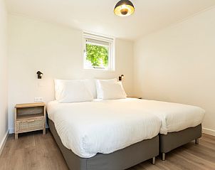 Comfortabele slaapkamer in Zeerus vakantiehuis, De Cocksdorp, Texel met veel licht.